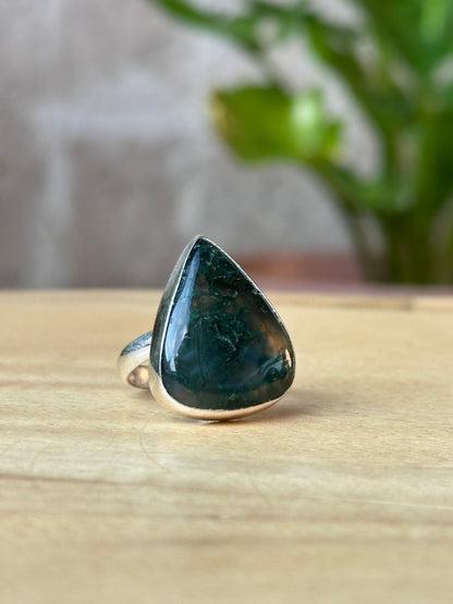 Anillo Ajustable de Ágata Musgosa en Forma de Gota