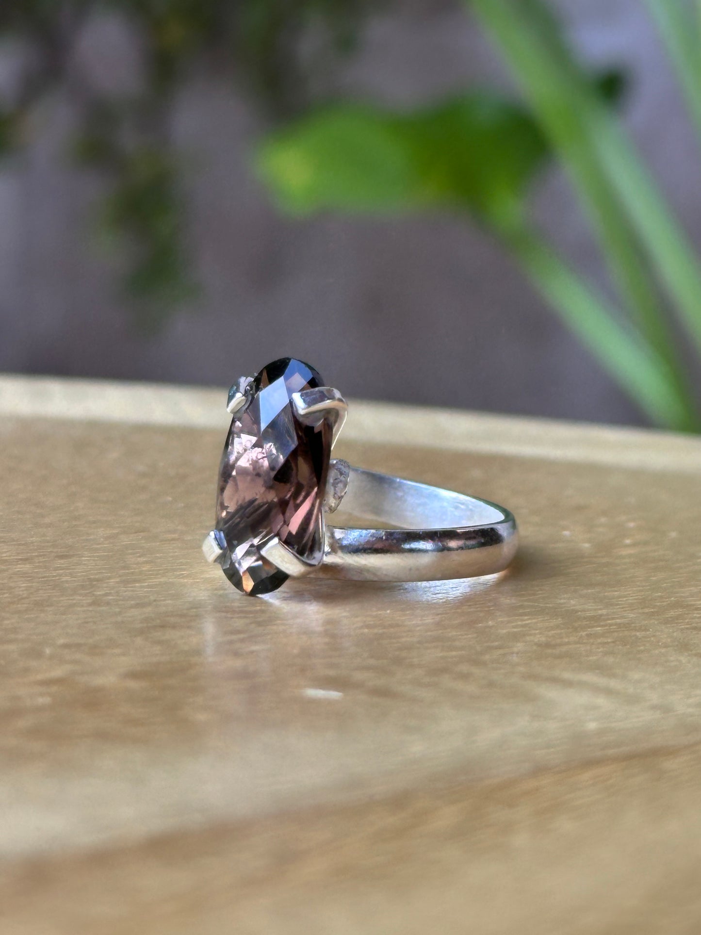 Anillo ajustable de cuarzo morión facetado