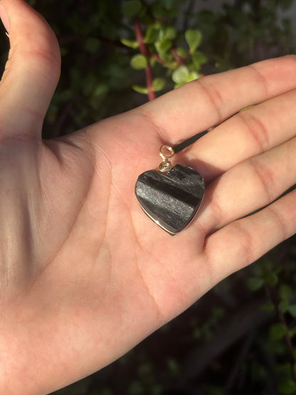 Dije de Turmalina Negra en Forma de Corazón