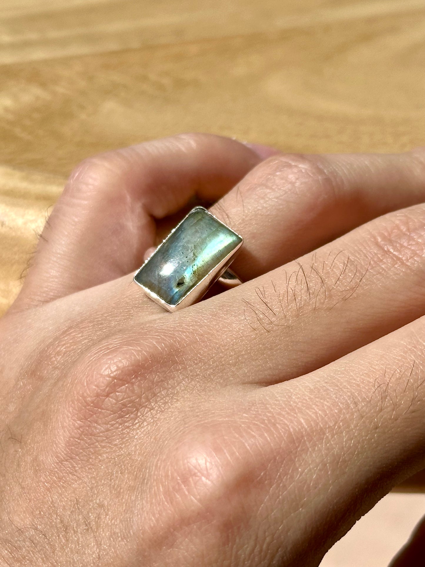 Anillo ajustable de labradorita rectangular