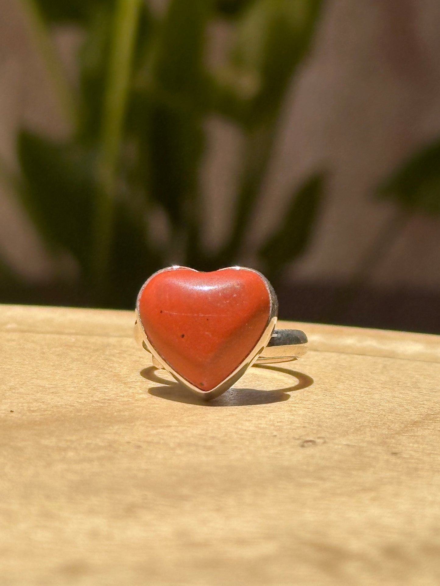 Anillo ajustable de jaspe rojo corazón