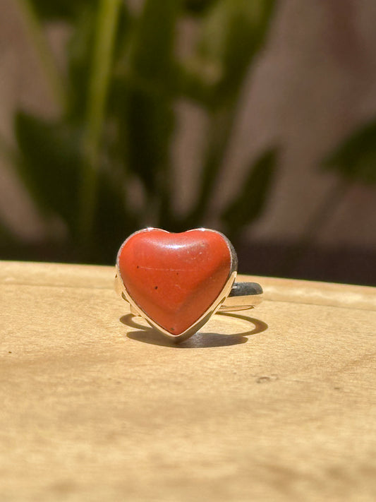 Anillo ajustable de jaspe rojo corazón