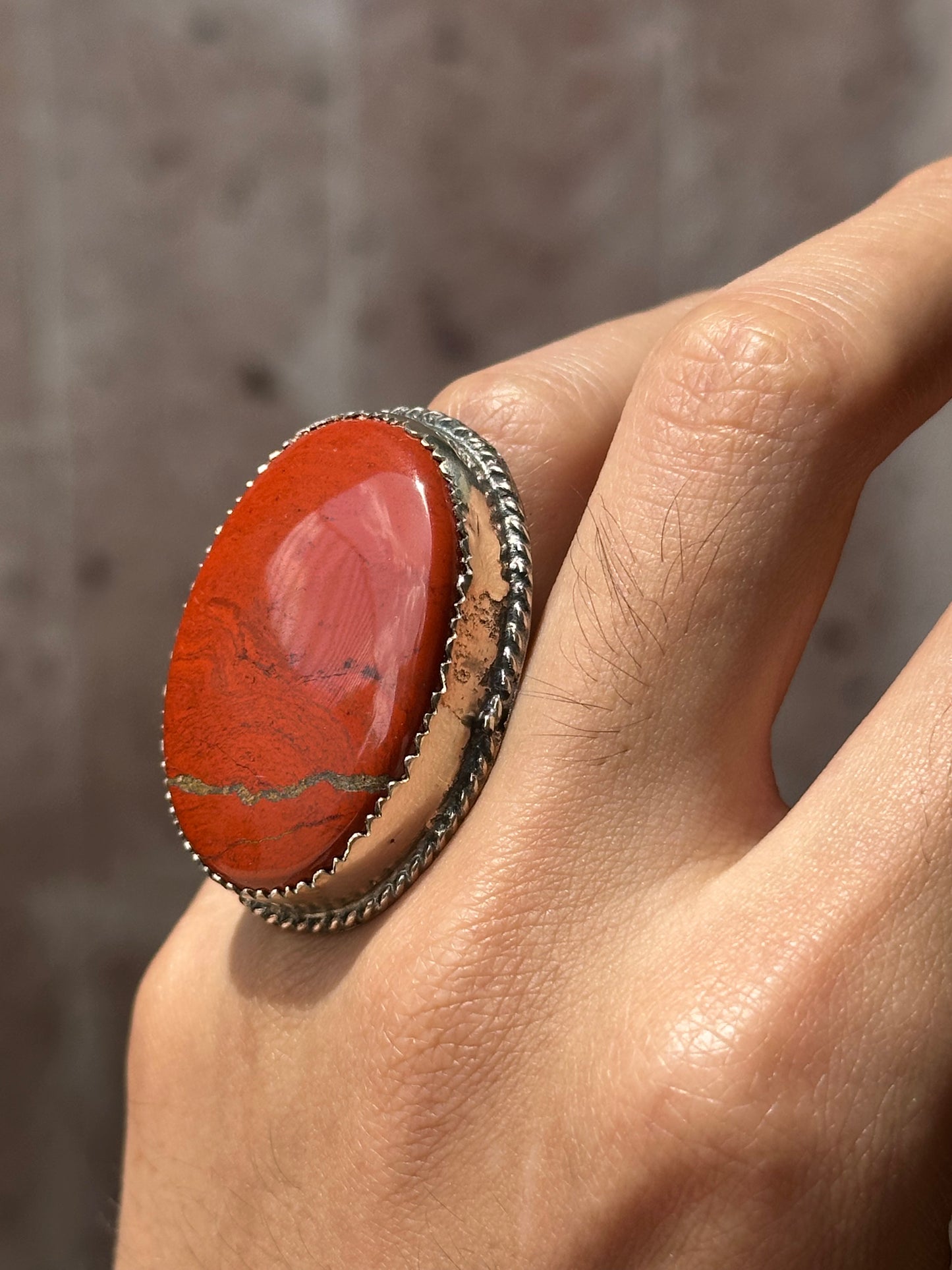 Anillo ajustable de jaspe rojo grande