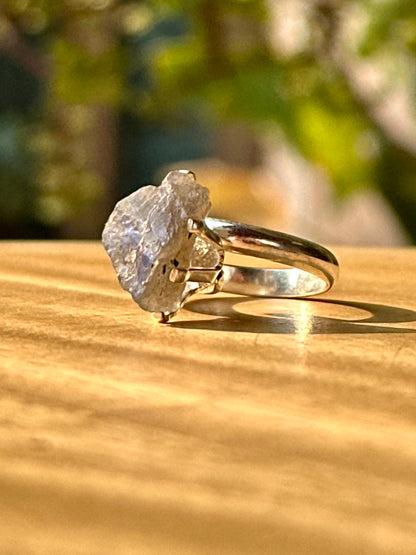 Anillo ajustable de labradorita en bruto