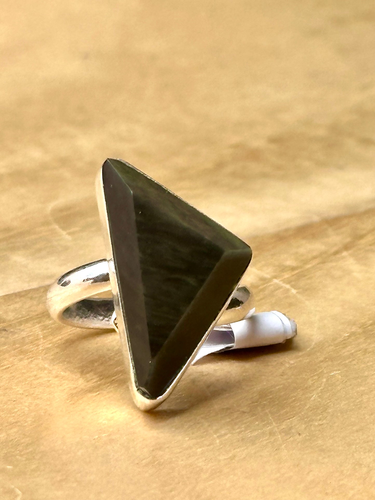 Anillo ajustable de obsidiana arcoíris triángulo