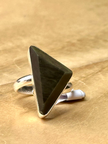 Anillo ajustable de obsidiana arcoíris triángulo