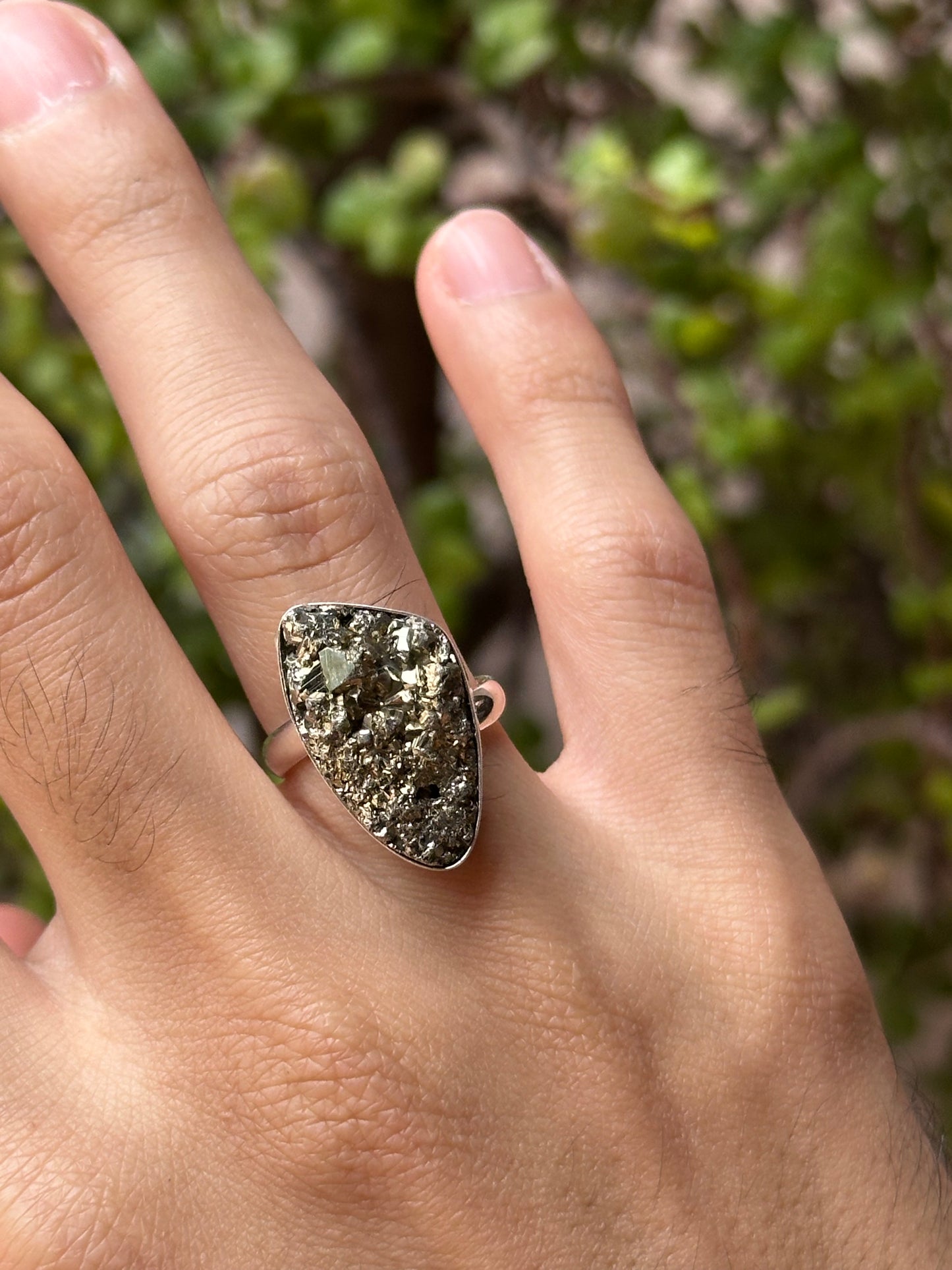 Anillo ajustable de pirita en bruto