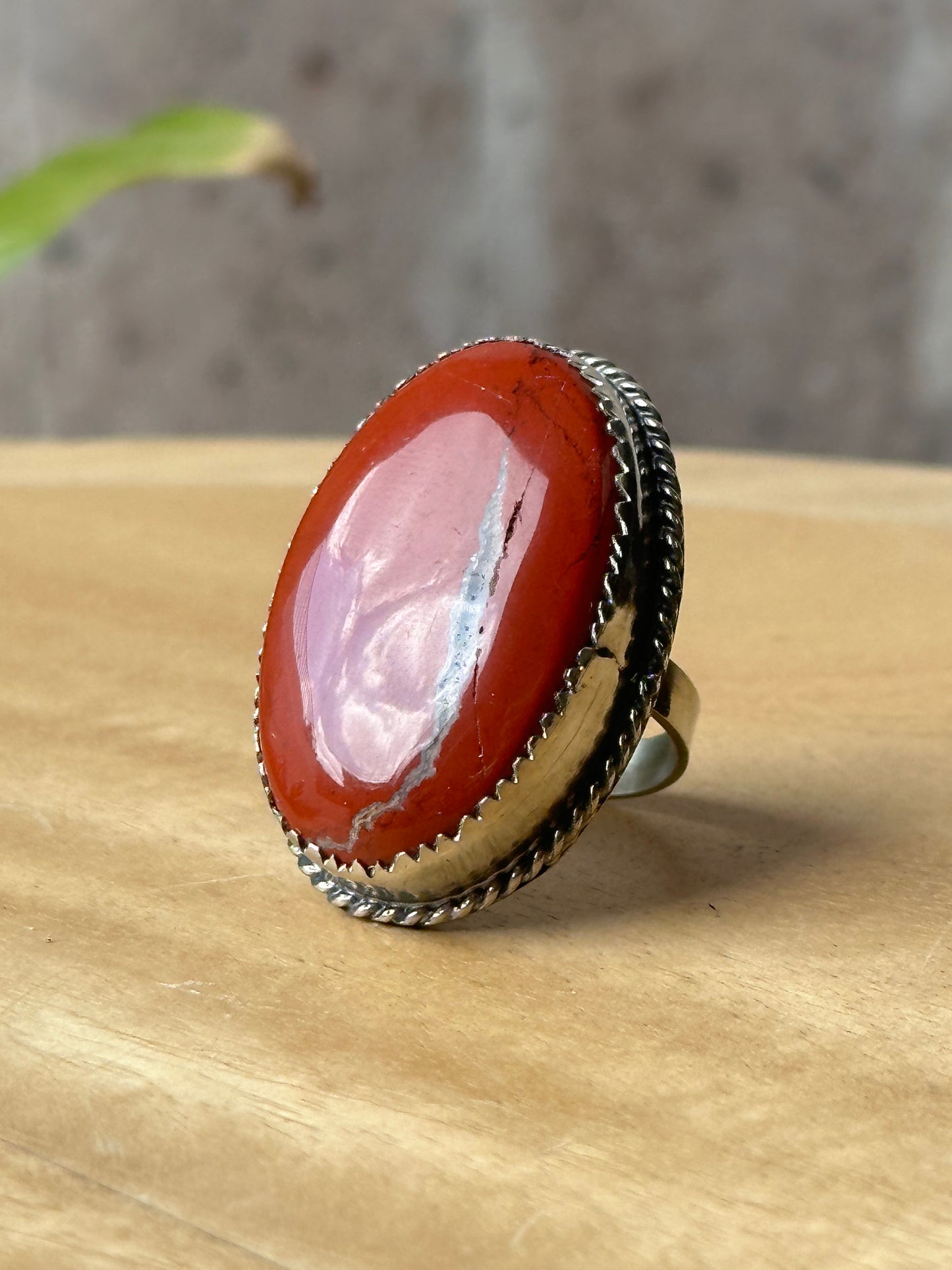 Anillo ajustable de jaspe rojo grande