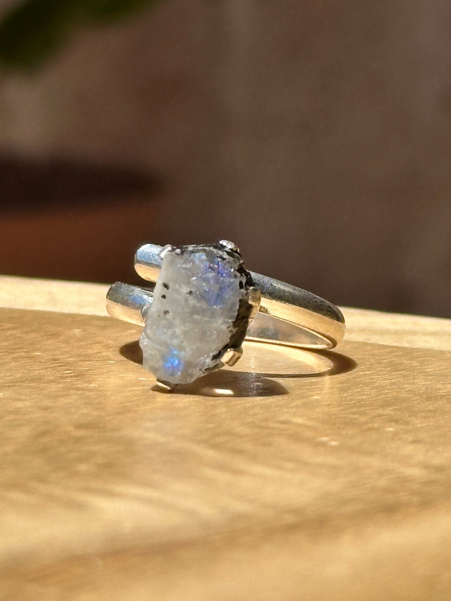 Anillo ajustable de piedra luna en bruto