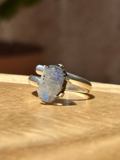 Anillo ajustable de piedra luna en bruto