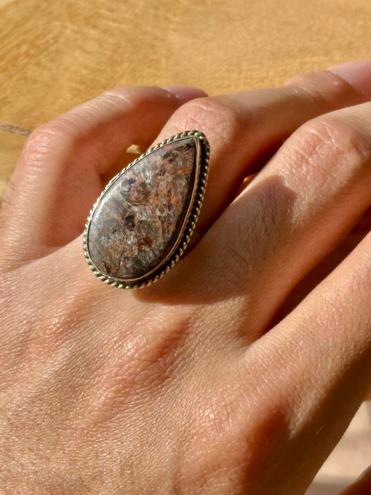 Anillo ajustable de alpaca con cuarzo Pietersita gota
