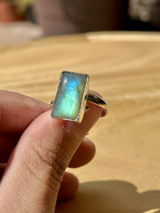 Anillo ajustable de labradorita rectangular