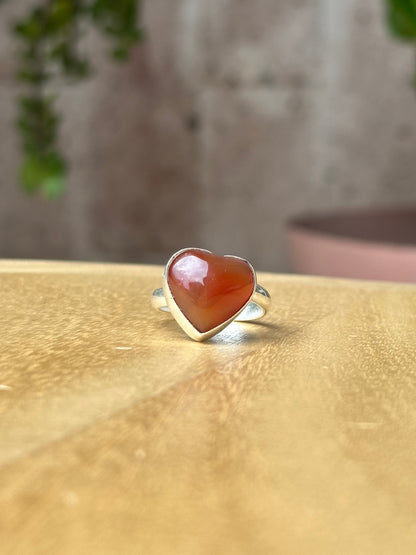Anillo ajustable de cornalina roja corazón