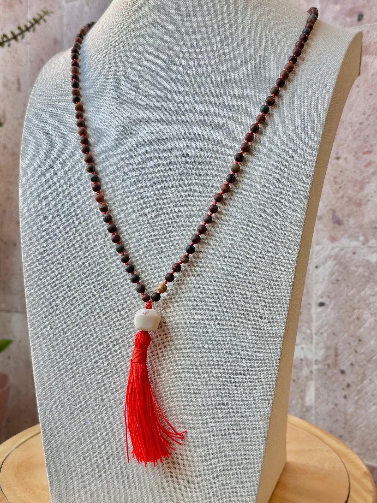 Japa Mala de Jaspe Picasso con 108 Cuentas y Coral Blanco Natural
