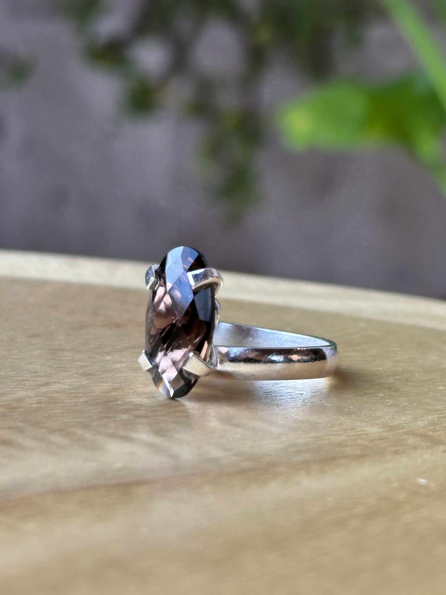 Anillo ajustable de cuarzo morión facetado