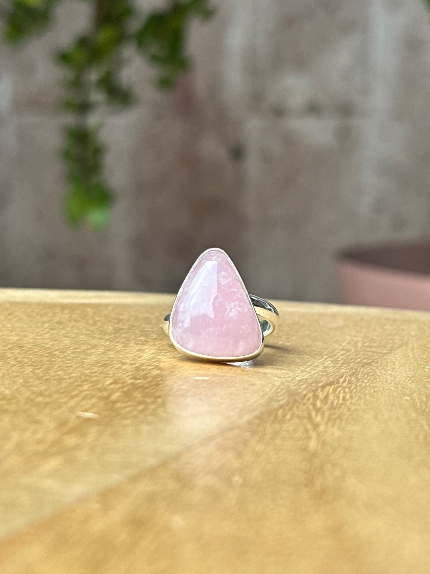 Anillo ajustable de Cuarzo rosa triángulo