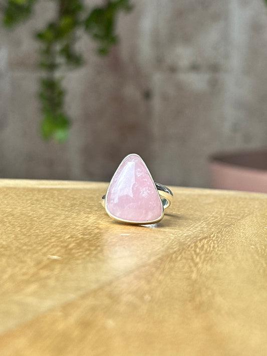 Anillo ajustable de Cuarzo rosa triángulo