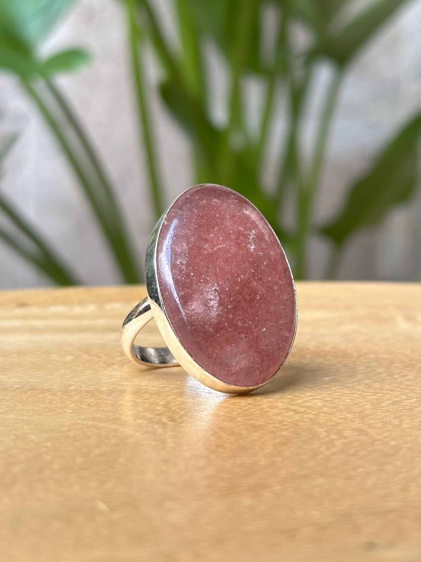 Anillo Ajustable de Cuarzo Fresa en Alpaca Platinada