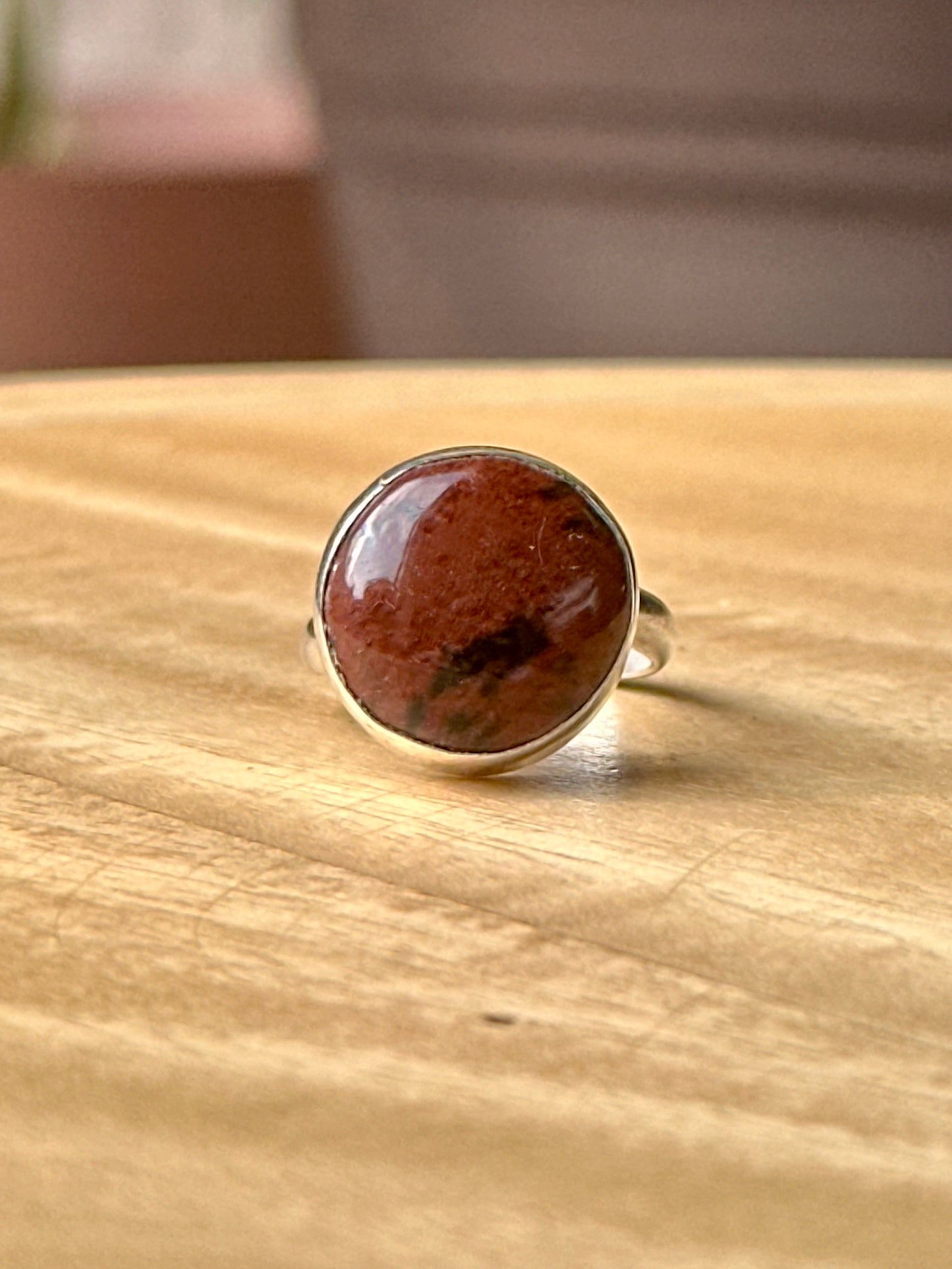 Anillo ajustable de obsidiana caoba redondo