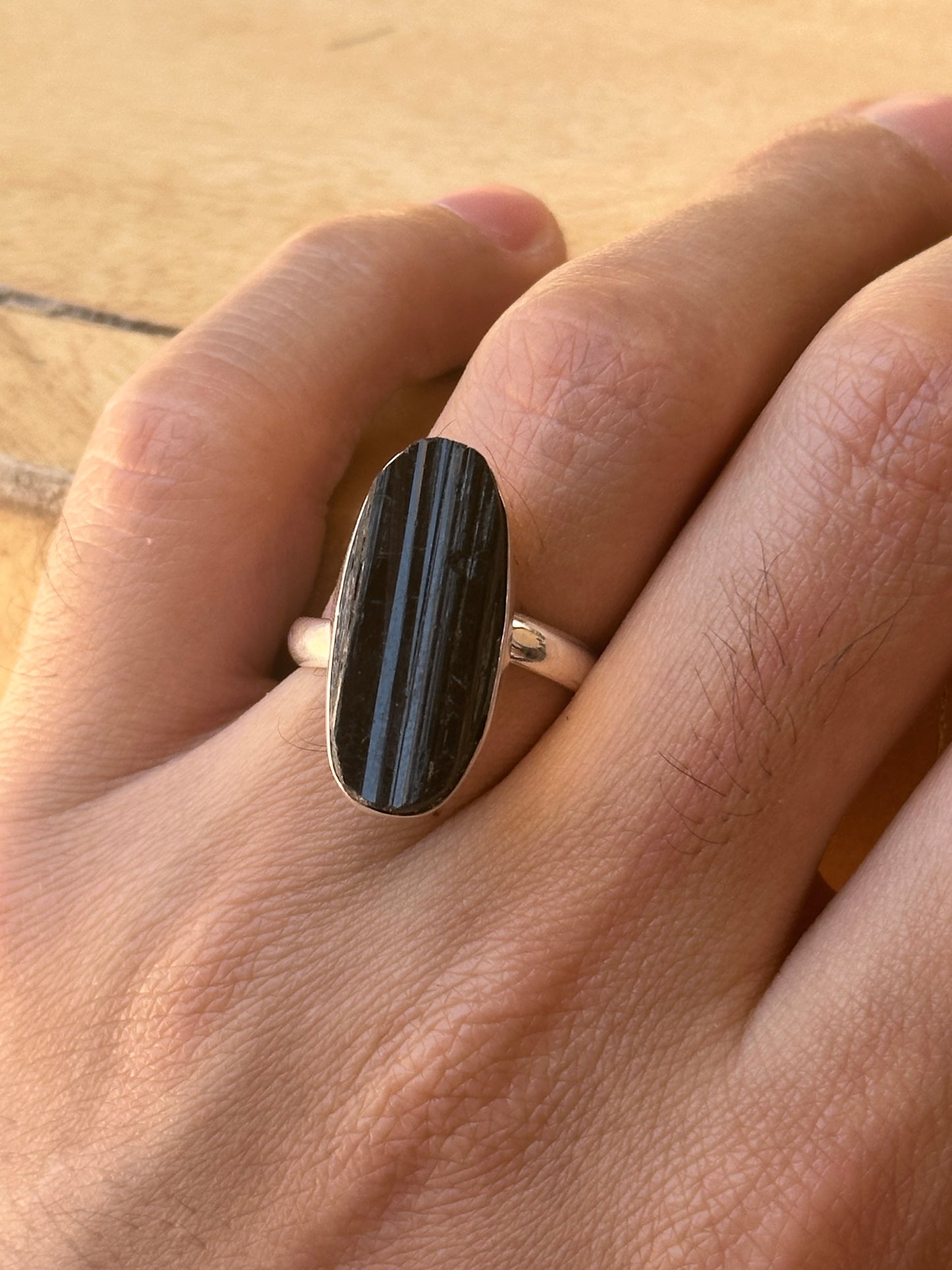 Anillo ajustable de turmalina negra