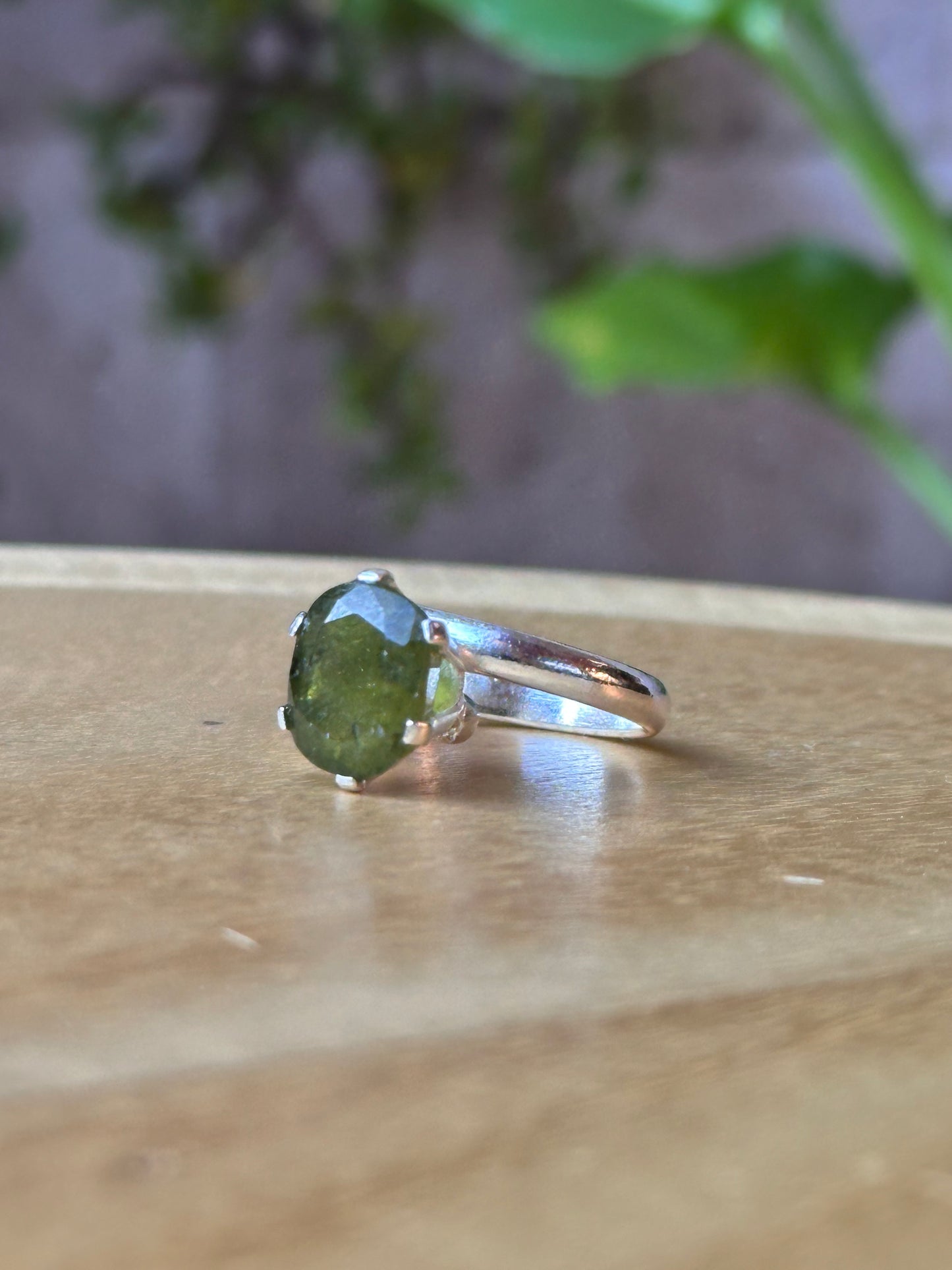 Anillo Ajustable de Granate Verde