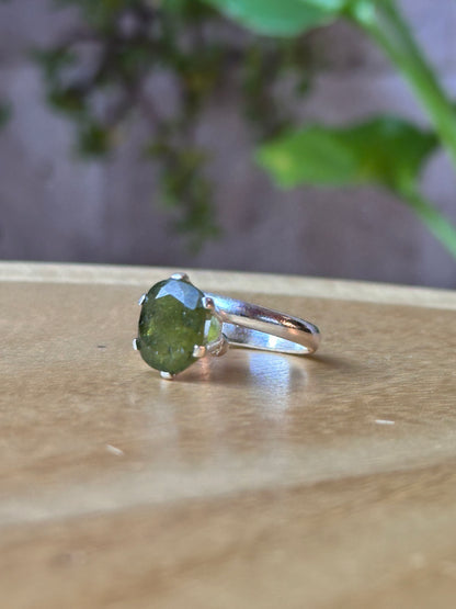 Anillo Ajustable de Granate Verde