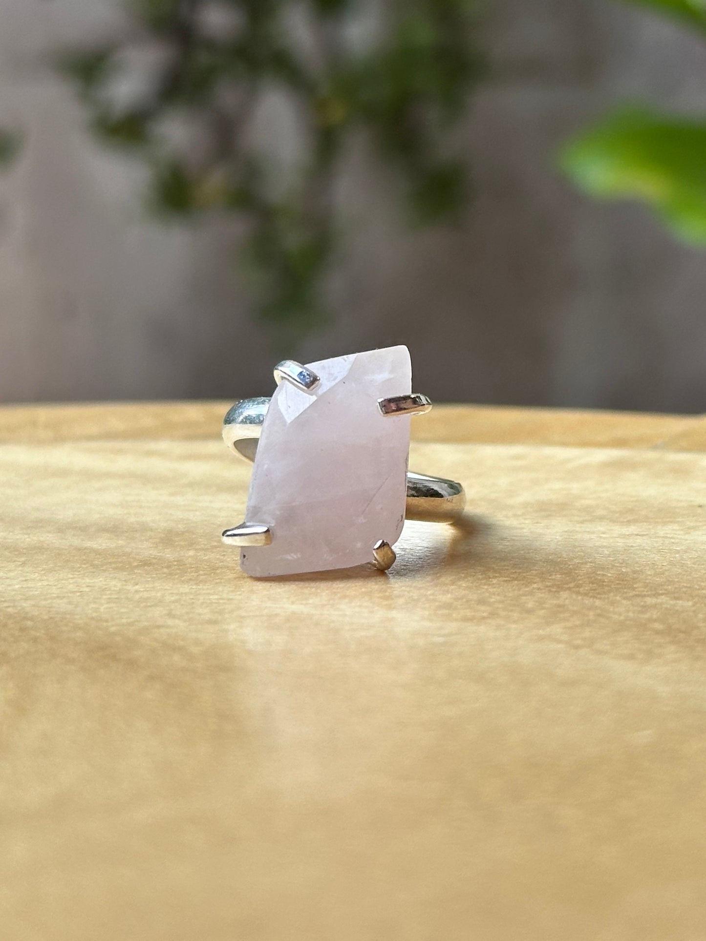 Anillo ajustable de Cuarzo rosa facetada