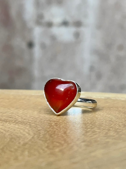 Anillo ajustable de cornalina roja corazón