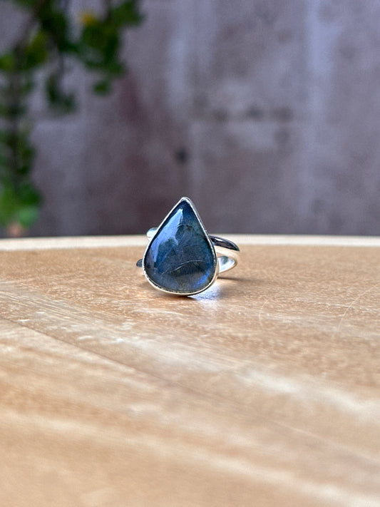 Anillo ajustable de labradorita Blue Flash gota