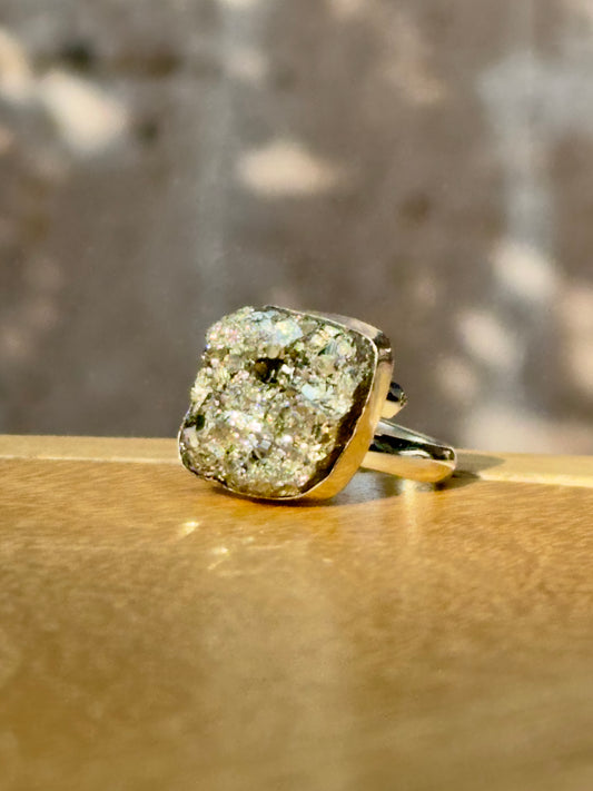 Anillo ajustable de pirita en bruto