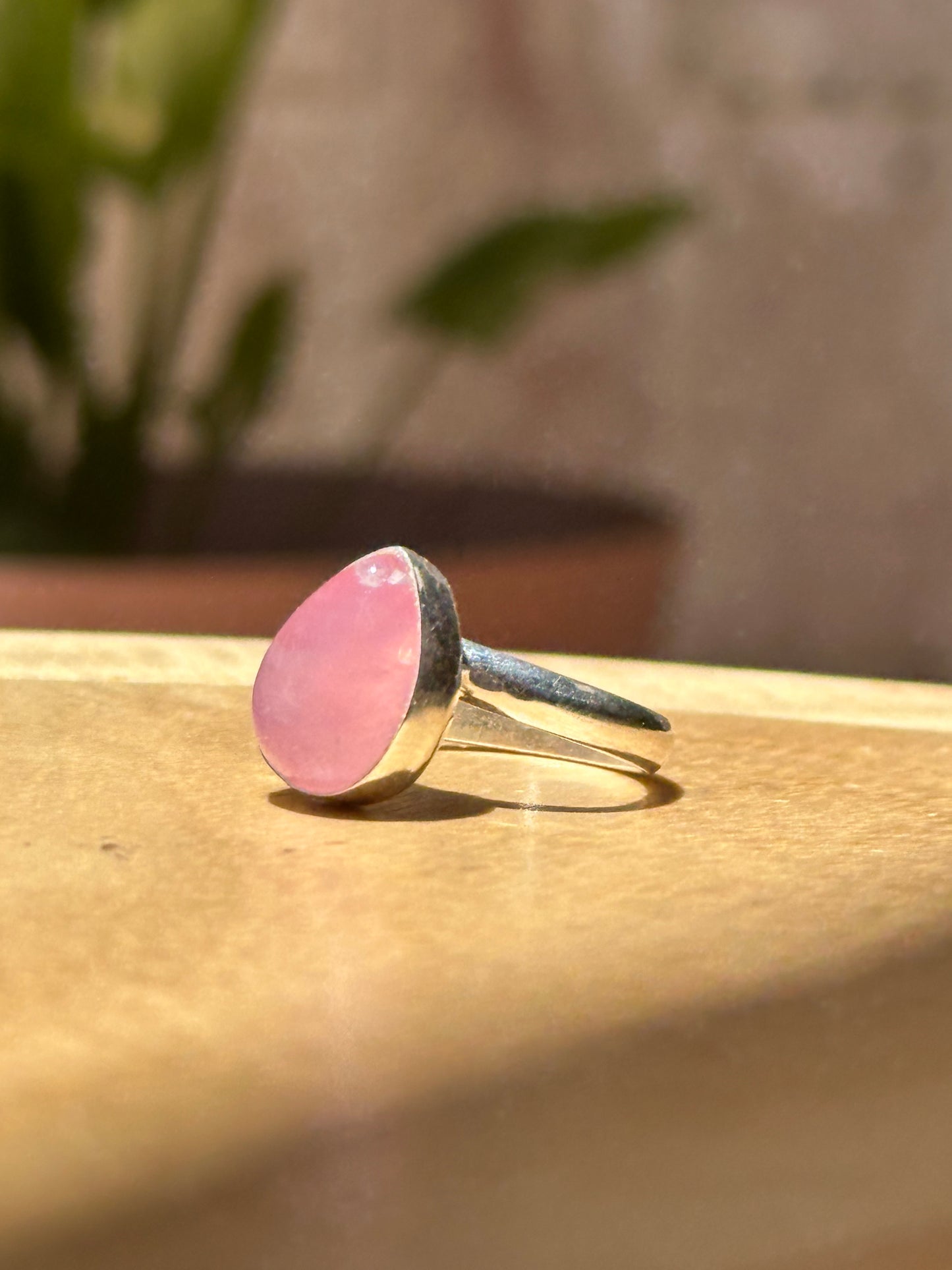 Anillo ajustable de Cuarzo rosa gota