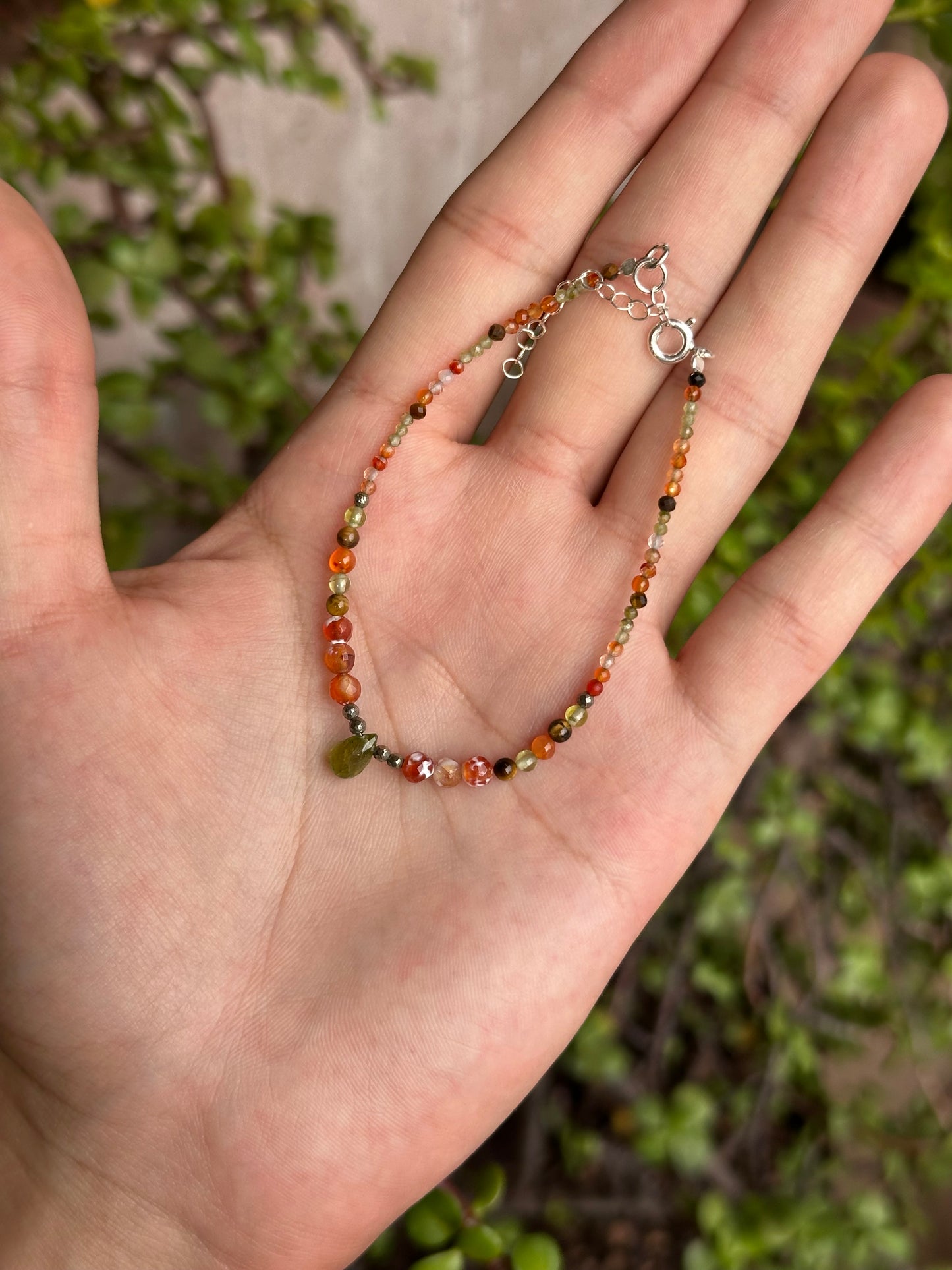 Pulsera de Peridoto Gota, Ágata Cornalina, Hematita, Cornalina, Pirita y Ojo de Tigre