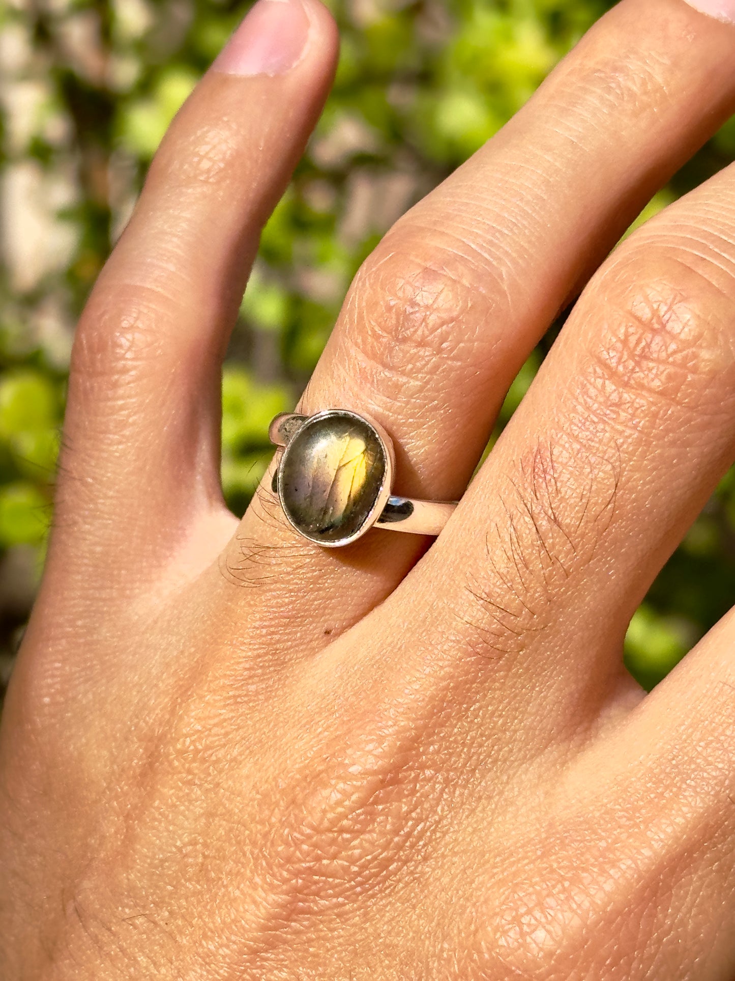 Anillo ajustable de Labradorita flash morado y dorado
