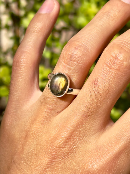 Anillo ajustable de Labradorita flash morado y dorado