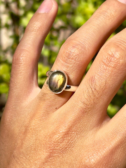 Anillo ajustable de Labradorita flash morado y dorado
