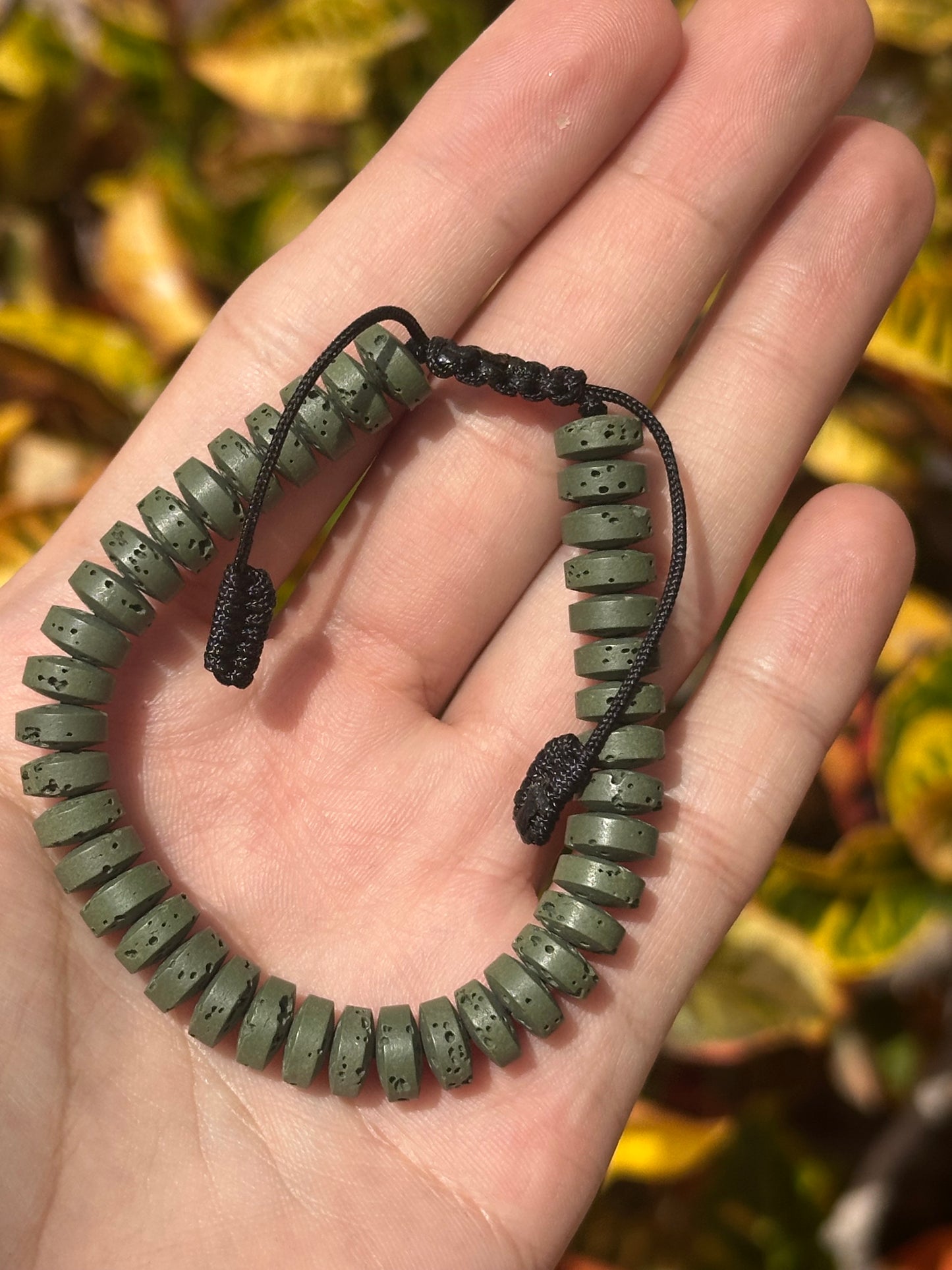Pulsera ajustable de Piedra Volcánica teñida verde