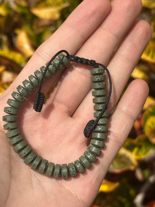 Pulsera ajustable de Piedra Volcánica teñida verde