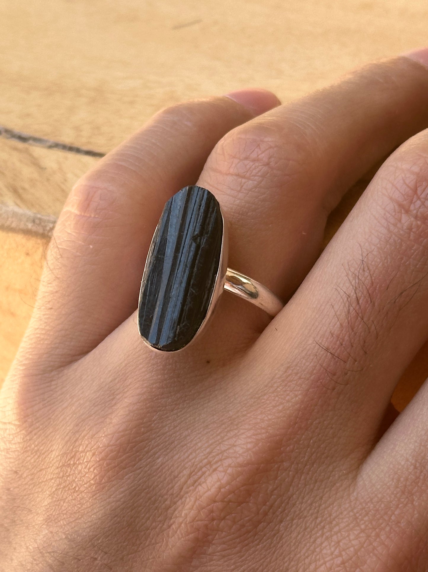 Anillo ajustable de turmalina negra