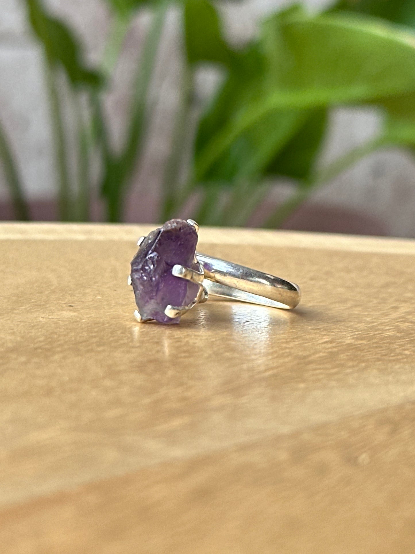 Anillo ajustable de amatista en bruto