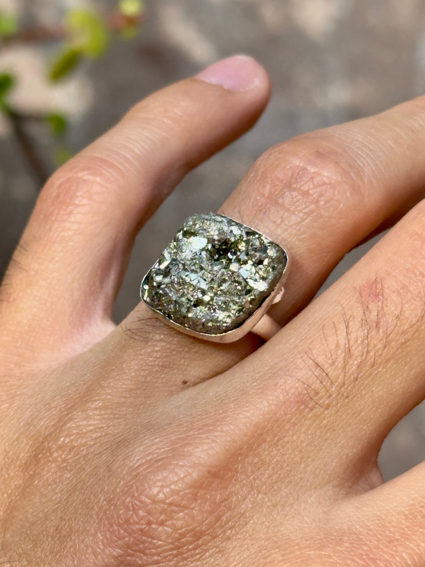 Anillo ajustable de pirita en bruto