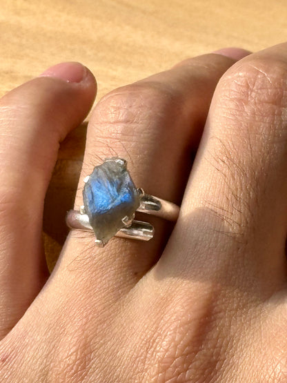 Anillo ajustable de labradorita en bruto