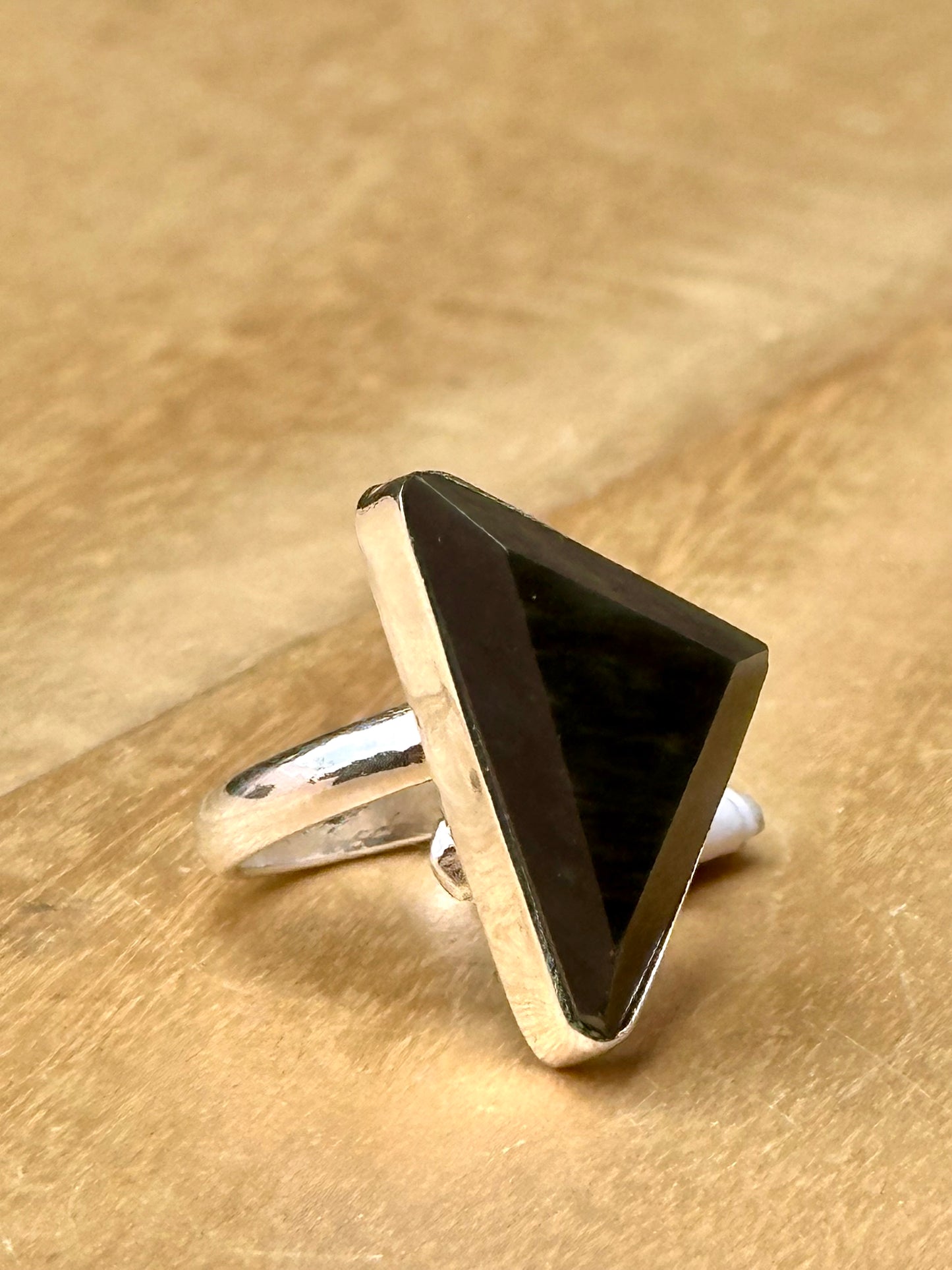 Anillo ajustable de obsidiana arcoíris triángulo