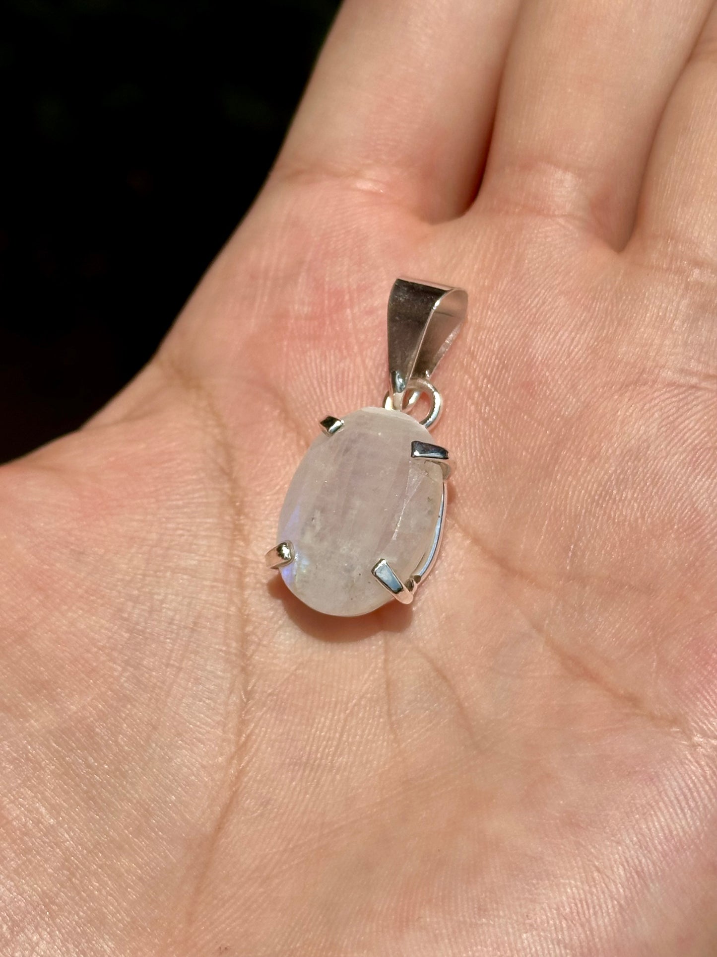 Dije de piedra luna facetada