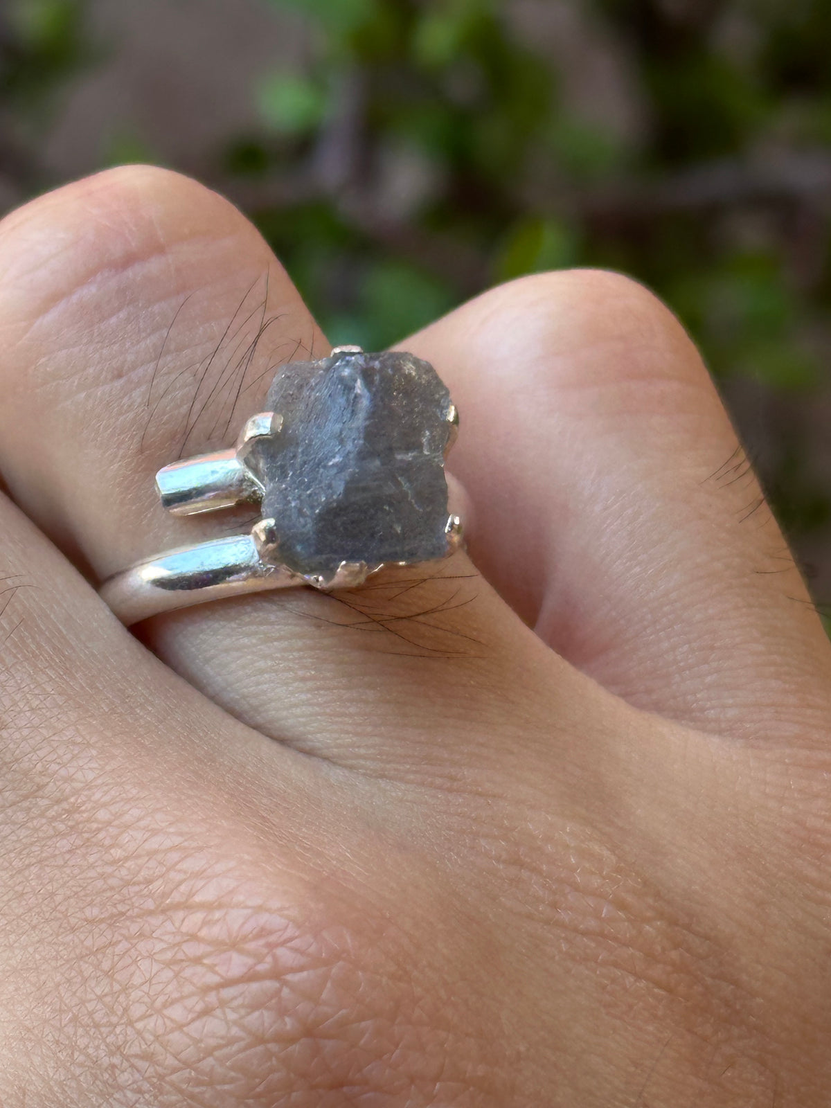 Anillo ajustable de labradorita en bruto