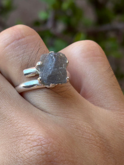 Anillo ajustable de labradorita en bruto