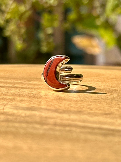 Anillo ajustable de jaspe rojo forma media luna