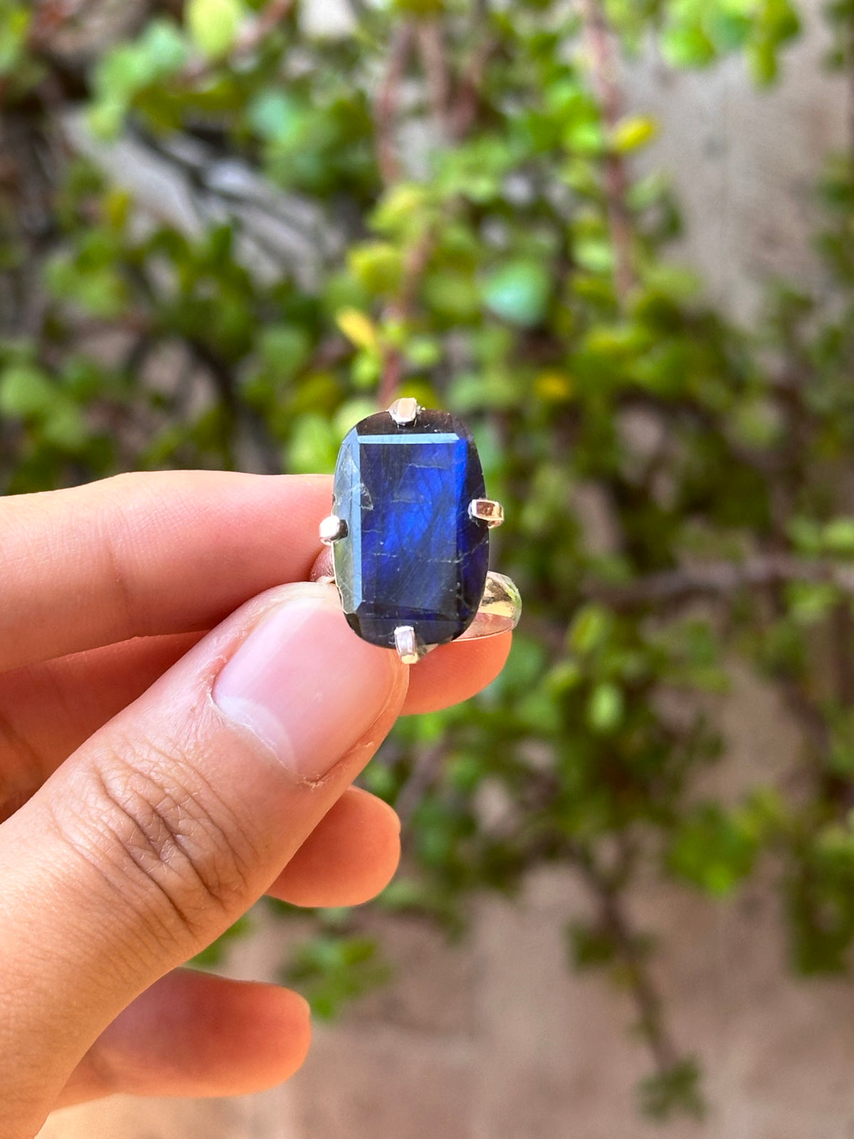 Anillo ajustable de labradorita rectangular grande  blue flash