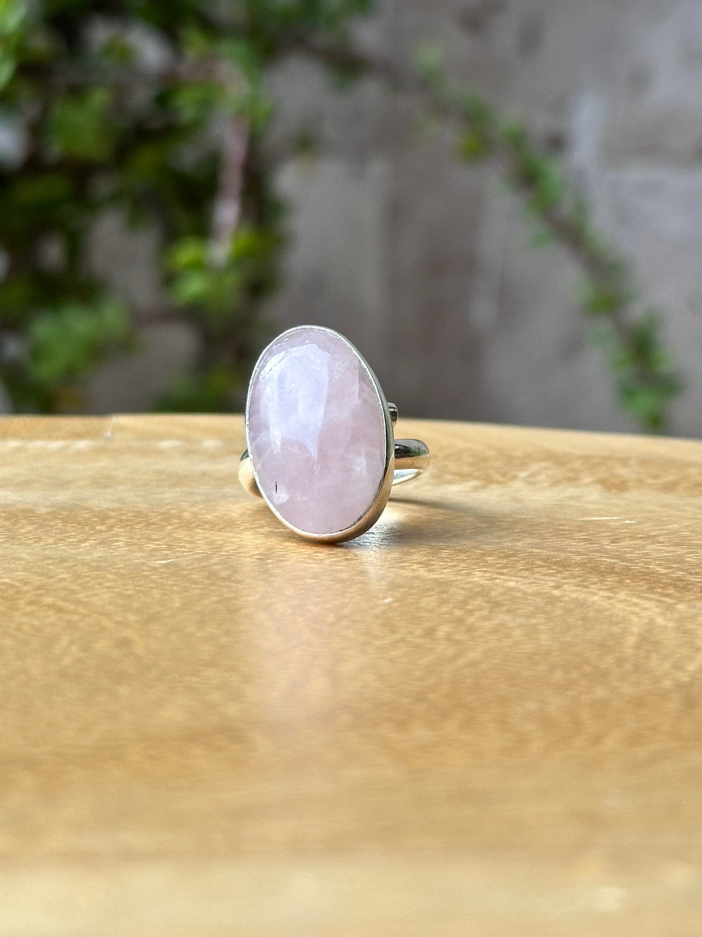 Anillo ajustable de Cuarzo rosa  ovalado