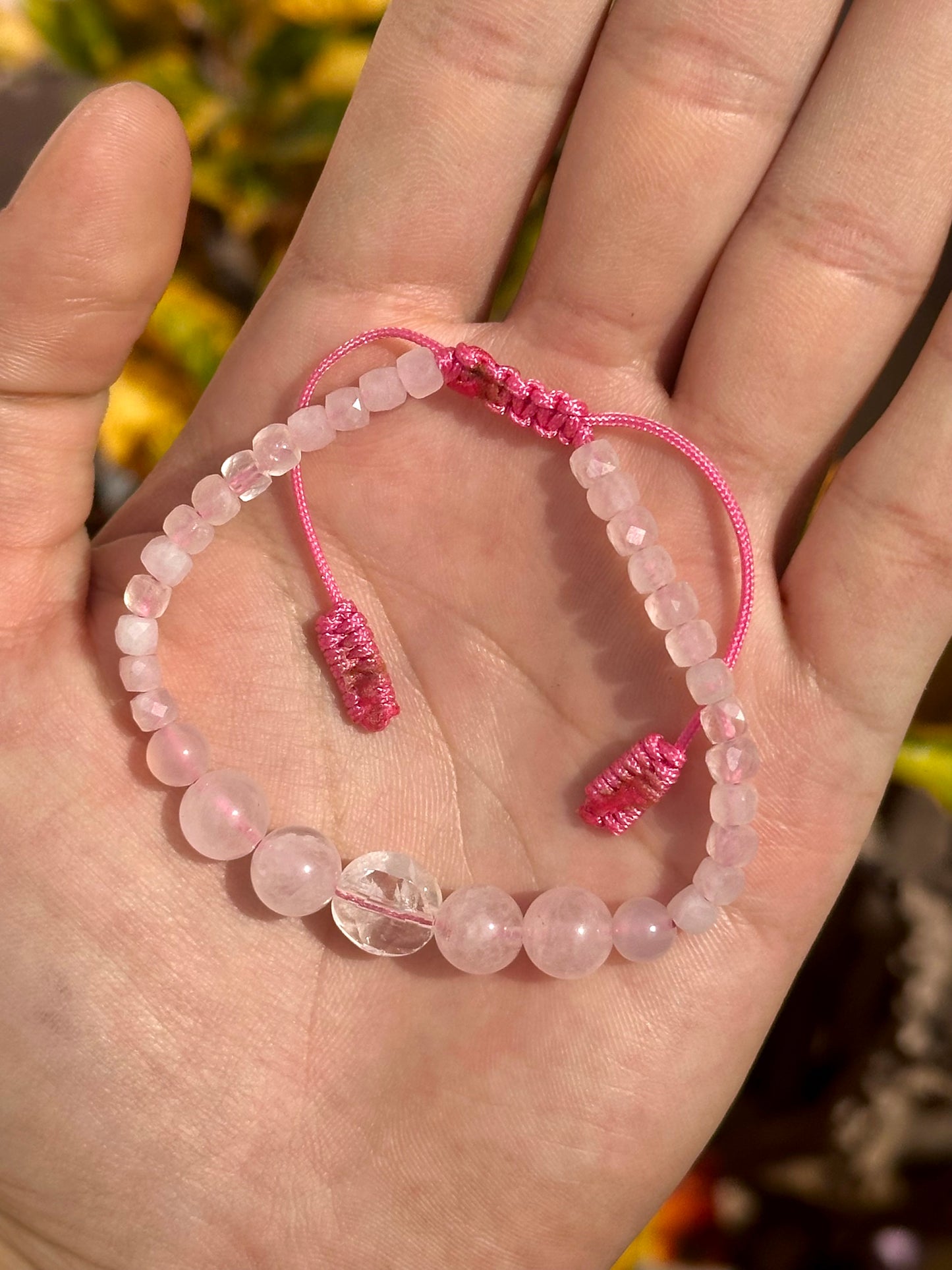 Pulsera ajustable de Cuarzo Rosa con cuarzo maestro