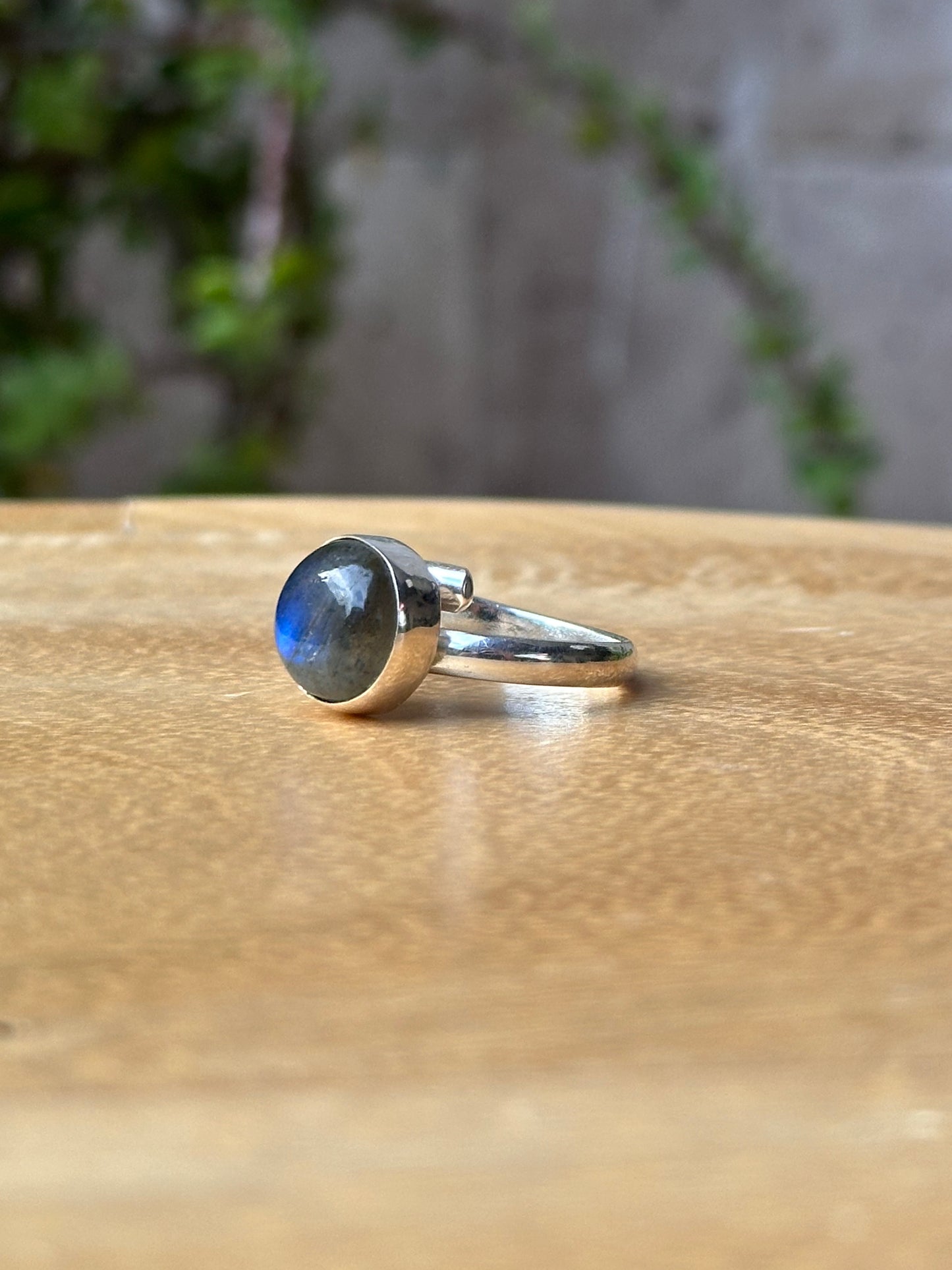 Anillo ajustable de Labradorita redondo mini